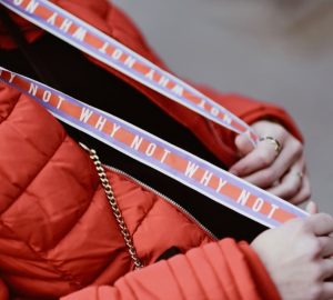 czarna-bluza-z-kapturem-stylizacje-stylizacja-jak-nosić-do-czego-nosić-do-czego-pasuje