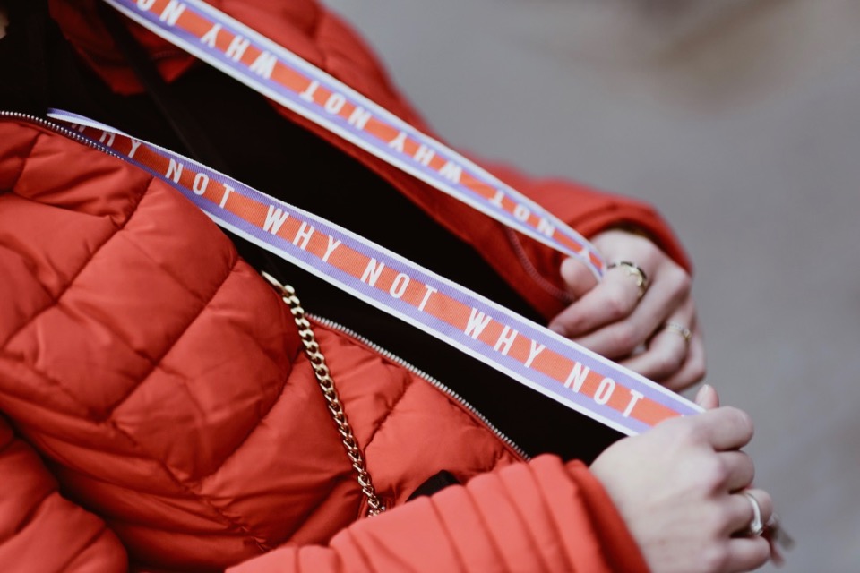 czarna-bluza-z-kapturem-stylizacje-stylizacja-jak-nosić-do-czego-nosić-do-czego-pasuje