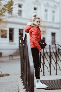 czerwona-kurtka-stylizacje-stylizacja-jak-nosić-do-czego-nosić-do-czego-pasuje