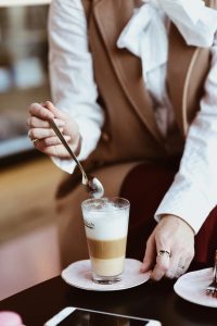 koszula-do-kulotów-biała-koszula-z-burgudnowymi-spodniami-jak-nosić-stylizacje-sylwia-zaręba-gierz