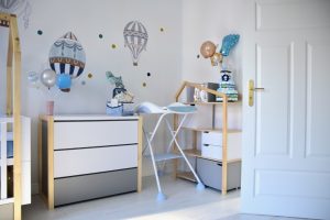 pokój dziecka jak urządzić pokój dziecka meble domki meble z daszkami bellamy pinette naklejki baloniki dekornik przewijak beaba
