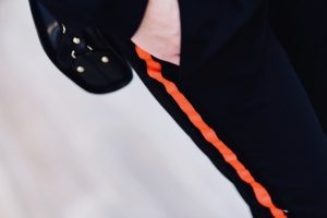 spodnie-z-lampasem-jak-nosić-do-czego-nosić-stylizacja