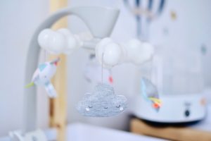 karuzela-projektor-nad-łóżeczko-z-chmurkami-gwiazkami-skip-hop