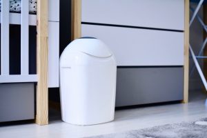 kosz-na-pieluchy-śmietnik-w-pokoju-dziecka-tommee-tippee