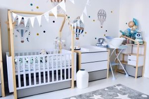 pokoik-dziecka-noworodka-niemowlaka-jak-urządzić-pokój-synka-motyw-domków-daszków-baloniki-chorągiewki-gwiazdki-chmurki