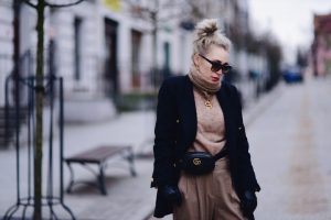 połączenie-beżu-i-granatu-elegancka-stylizacja-beżowe-spodnie-marchewy-granatowa-marynarka-do-czego-nosić-stylizacja