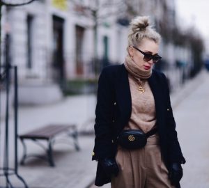 połączenie-beżu-i-granatu-elegancka-stylizacja-beżowe-spodnie-marchewy-granatowa-marynarka-do-czego-nosić-stylizacja