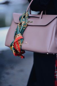 apaszka-przy-torebce-torebka-wittchen-jedwabna-apaszka-blog-stylizacja