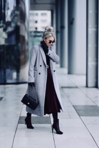 jakie-buty-do-plisowanej-spódnicy-stylizacja-torebka-chanel-flap-bag-medium-caviar-pasek-gucci-plisowana-spódnica-szary-płaszcz-stylizacja