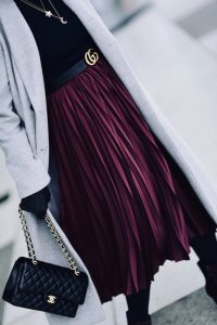 torebka-chanel-flap-bag-medium-caviar-pasek-gucci-plisowana-spódnica-szary-płaszcz-stylizacja