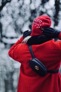 czerwony-płaszcz-spódnica-w-kratę-czerwony-beret-nerka-gucci-kowbojki-stylizacja-stylizacje-jak-nosić