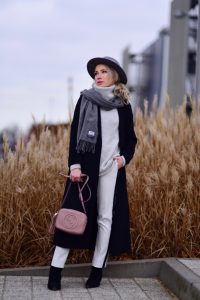 białe-spodnie-czarne-botki-czarny-płaszcz-torebka-gucci-soho-kapelusz-stylizacja-zimowa-stylizacje