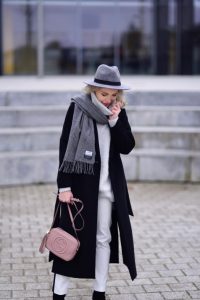 białe-spodnie-czarne-botki-czarny-płaszcz-torebka-gucci-soho-kapelusz-stylizacja-zimowa-stylizacje