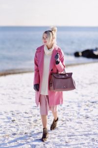 różowy-płaszcz-plisowana-spódnica-torba-wittchen-beżowy-golf-stylizacja-blog-o-modzie