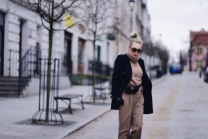 połączenie-beżu-i-granatu-elegancka-stylizacja-beżowe-spodnie-marchewy-granatowa-marynarka-do-czego-nosić-stylizacja