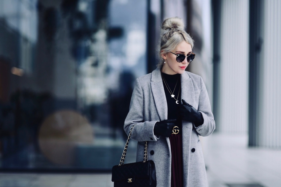 torebka-chanel-flap-bag-medium-caviar-pasek-gucci-biżuteria-lilou-plisowana-spódnica-szary-płaszcz-stylizacja