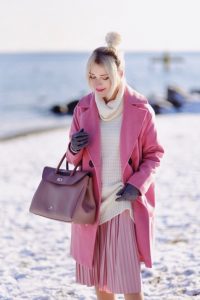 różowy-płaszcz-plisowana-spódnica-torba-wittchen-beżowy-golf-stylizacja-blog-o-modzie