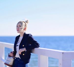 dwurzędowa-marynarka-damska-ze-złotymi-guzikami-stylizacja-z-jeansami-t-shirt-do-marynarki