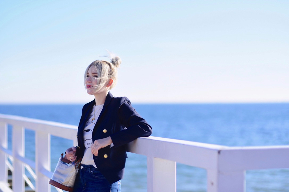 dwurzędowa-marynarka-damska-ze-złotymi-guzikami-stylizacja-z-jeansami-t-shirt-do-marynarki