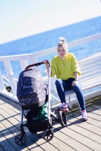 neonowy-żółty-sweter-stylizacja-jak-nosić-do-czego-nosić