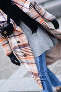 oversizowy-płaszcz-w-kratę-długi-szary-sweter-kowbojki-szalik-acne-nerka-gucci-stylizacja-jak-nosić-do-czego-nosić