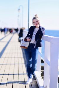 dwurzędowa-marynarka-damska-ze-złotymi-guzikami-stylizacja-z-jeansami-t-shirt-do-marynarki