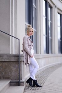 stylizacja-połączenie-bieli-i-beżu-jak-nosić-nude-total-look-biel-i-beż-czy-można-łączyć