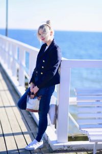 dwurzędowa-marynarka-damska-ze-złotymi-guzikami-stylizacja-z-jeansami-t-shirt-do-marynarki