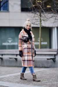 oversizowy-płaszcz-w-kratę-długi-szary-sweter-kowbojki-szalik-acne-nerka-gucci-stylizacja-jak-nosić-do-czego-nosić
