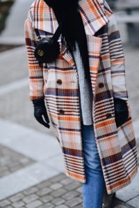 oversizowy-płaszcz-w-kratę-długi-szary-sweter-kowbojki-szalik-acne-nerka-gucci-stylizacja-jak-nosić-do-czego-nosić