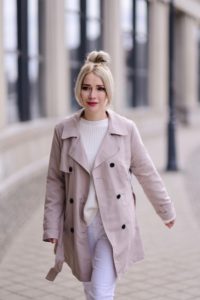 stylizacja-połączenie-bieli-i-beżu-jak-nosić-nude-total-look-biel-i-beż-czy-można-łączyć