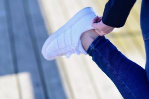 białe-sportowe-buty-superstary-stylizacja-superstary-do-jeansów-i-marynarka