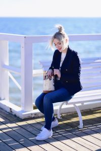 białe-sportowe-buty-superstary-stylizacja-superstary-do-jeansów-i-marynarka