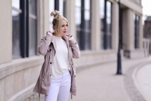 stylizacja-połączenie-bieli-i-beżu-jak-nosić-nude-total-look-biel-i-beż-czy-można-łączyć