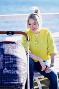 neonowy-żółty-sweter-stylizacja-jak-nosić-do-czego-nosić