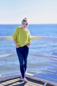 neonowy-żółty-sweter-stylizacja-jak-nosić-do-czego-nosić