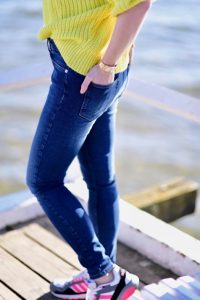 neonowy-żółty-sweter-stylizacja-jak-nosić-do-czego-nosić