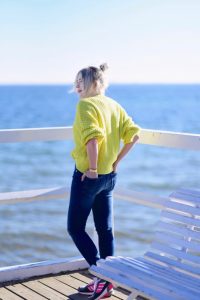 neonowy-żółty-sweter-stylizacja-jak-nosić-do-czego-nosić