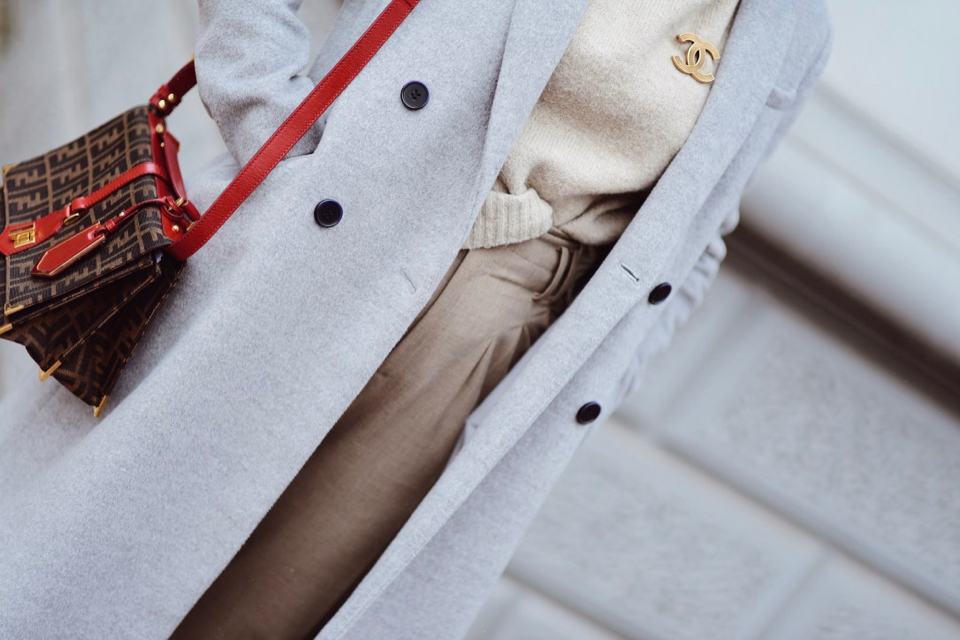 broszka-chanel-szary-płaszcz-torebka-fendi-odcienie-beżu-elegancka-stylizacja