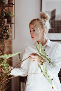 biała-koszula-jak-nosić-do-czego-nosić-stylizacja-elegancka-elegancki-zestaw-do-pracy