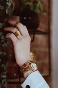 biała-koszula-jak-nosić-do-czego-nosić-stylizacje-stylizacja-biżuteria-apart-sygnet-zegarek-bergstern-biżuteria