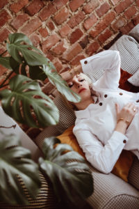 biała-koszula-jak-nosić-do-czego-nosić-stylizacja-elegancka-elegancki-zestaw-do-pracy