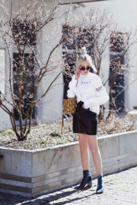 t-shirt-z-nadrukiem-spódnica-z-lakierowanej-skóry-torebka-wzór-skóry-węża-stylizacja-jak-nosić-do-czego-nosić