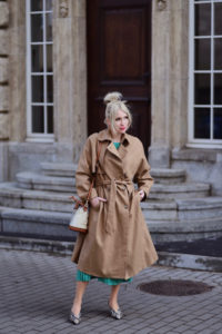 beżowy-oversizowy-płaszcz-zielona-sukienka-weżowe-buty-stylizacja-stylizacje-blog-o-modzie-other-stories