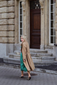 beżowy-oversizowy-płaszcz-zielona-sukienka-weżowe-buty-stylizacja-stylizacje-blog-o-modzie-other-stories