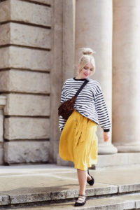 kolor-musztardowy-jak-nosić-do-czego-nosić-spódnica-w-kolorze-musztardowym-medicine-stylizacja-na-co-dzień