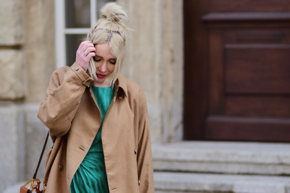 beżowy-oversizowy-płaszcz-zielona-sukienka-weżowe-buty-stylizacja-stylizacje-blog-o-modzie-other-stories