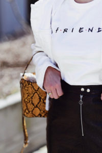 t-shirt-z-nadrukiem-spódnica-z-lakierowanej-skóry-torebka-wzór-skóry-węża-stylizacja-jak-nosić-do-czego-nosić