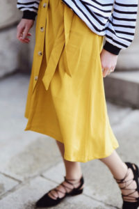 kolor-musztardowy-jak-nosić-do-czego-nosić-spódnica-w-kolorze-musztardowym-medicine-stylizacja-na-co-dzień