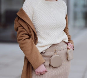 spódnica-z-prążkowanej-dzianiny-ołówkowa-swetrowa-spódnica-stylizacje-jak-nosić-do-czego-nosić-stylizacja-pasek-z-saszetkami-z-torebeczkami